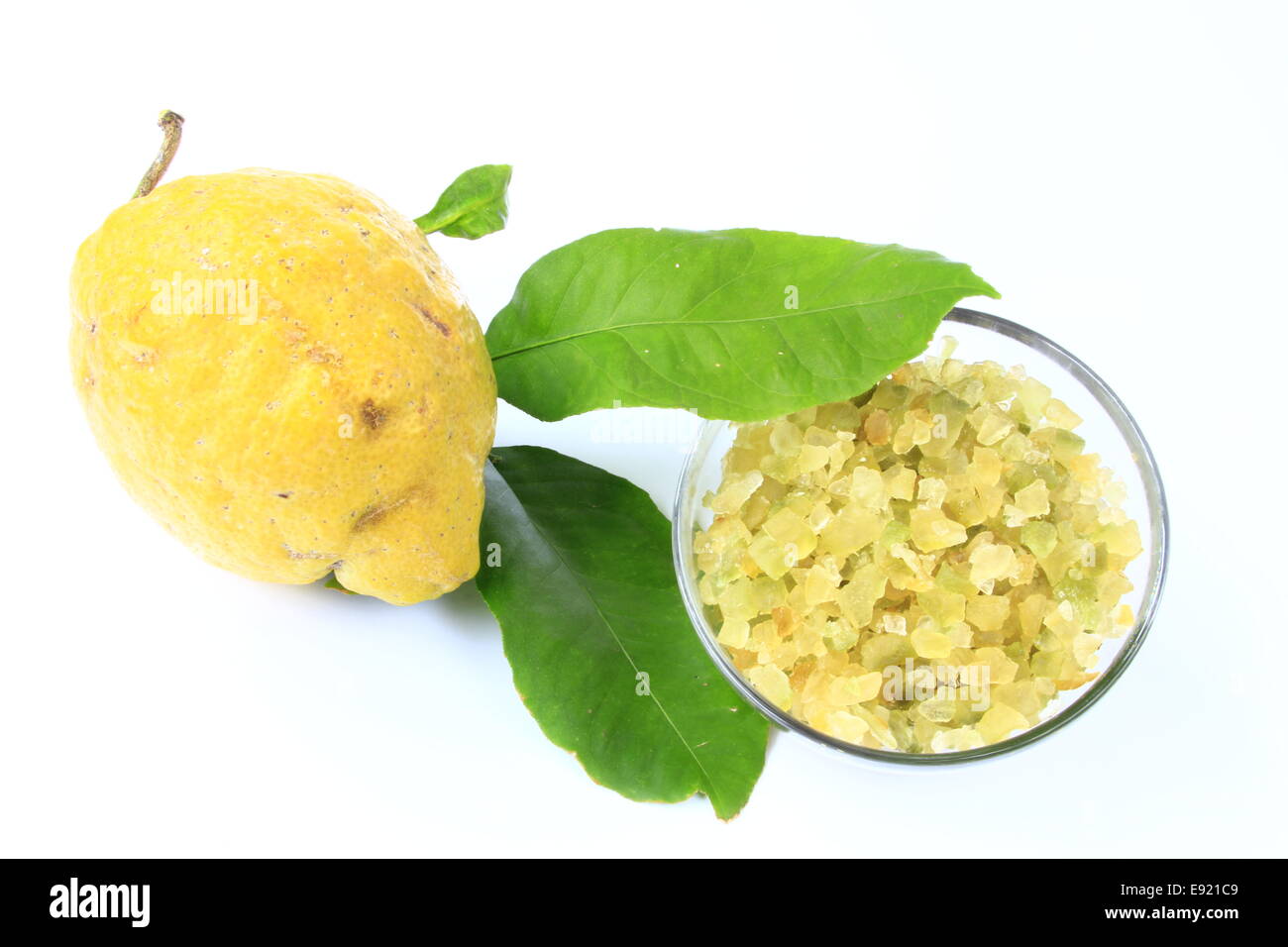 Kandierte Zitronenschale mit ganzen Früchten Stockfoto