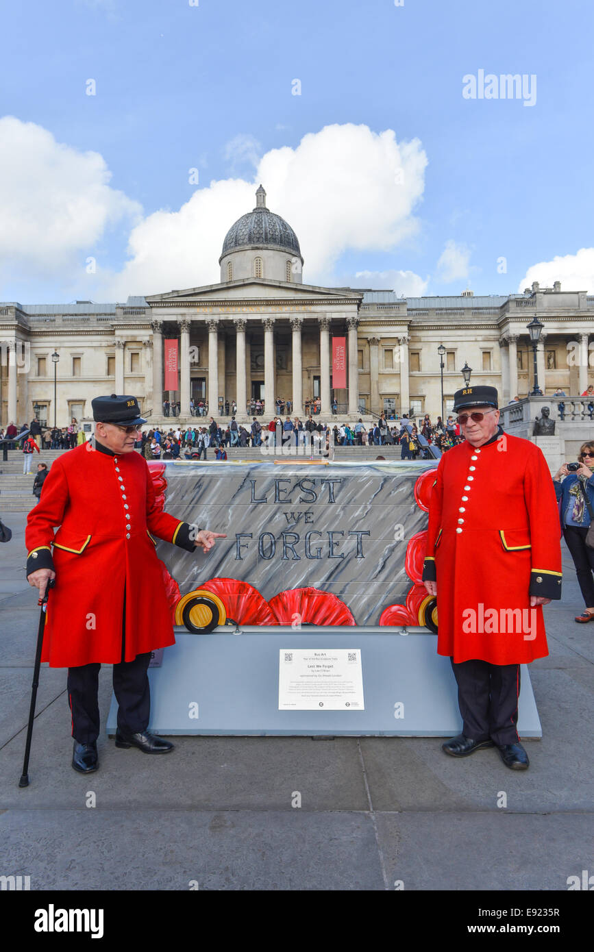 Trafalgar Square, London, UK. 17. Oktober 2014. Zwei Chelsea Rentner besuchen die Skulpturen. 60 neue Routemaster Bus Skulpturen, gemalt von bekannte und aufstrebende Künstler, auf der Messe in London im Herbst dieses Jahres wird an verschiedenen Orten in der Hauptstadt vom 20. Oktober für sieben Wochen, und dann für einen guten Zweck versteigert werden. Bildnachweis: Matthew Chattle/Alamy Live-Nachrichten Stockfoto