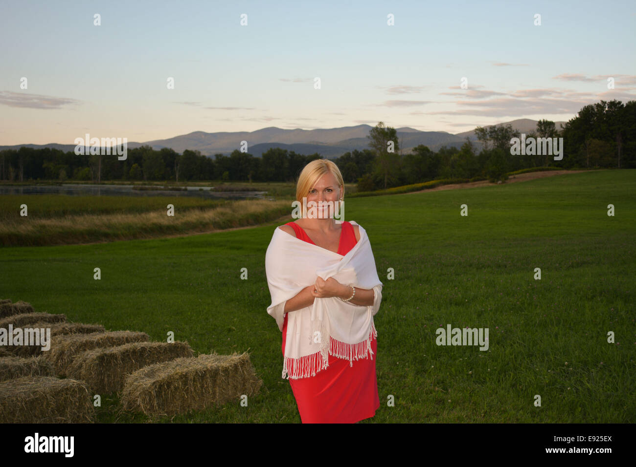 Schöne Frau mit weißen Schal der farm Stockfoto