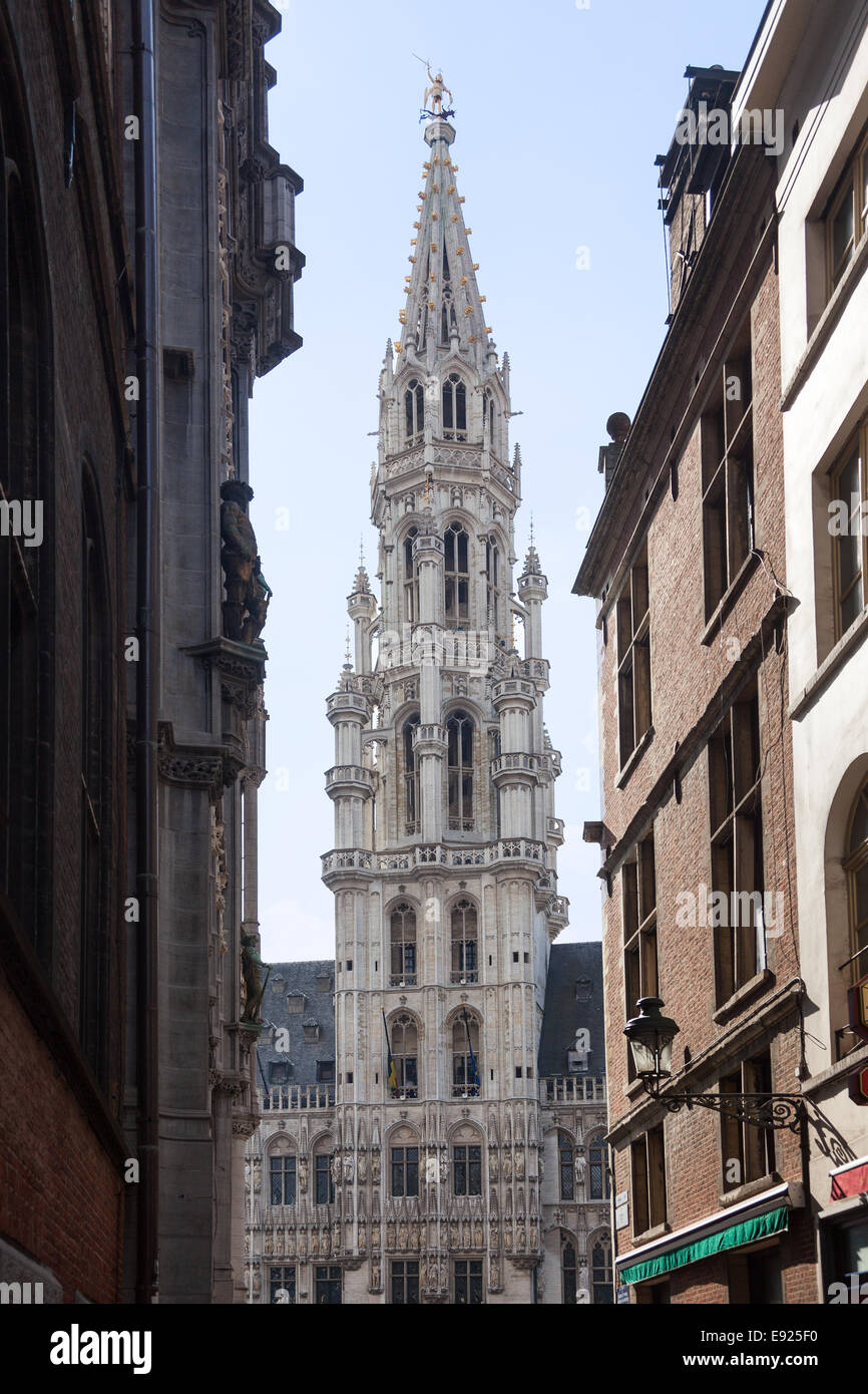 Rathaus von Brüssel durch enge Gassen Stockfoto