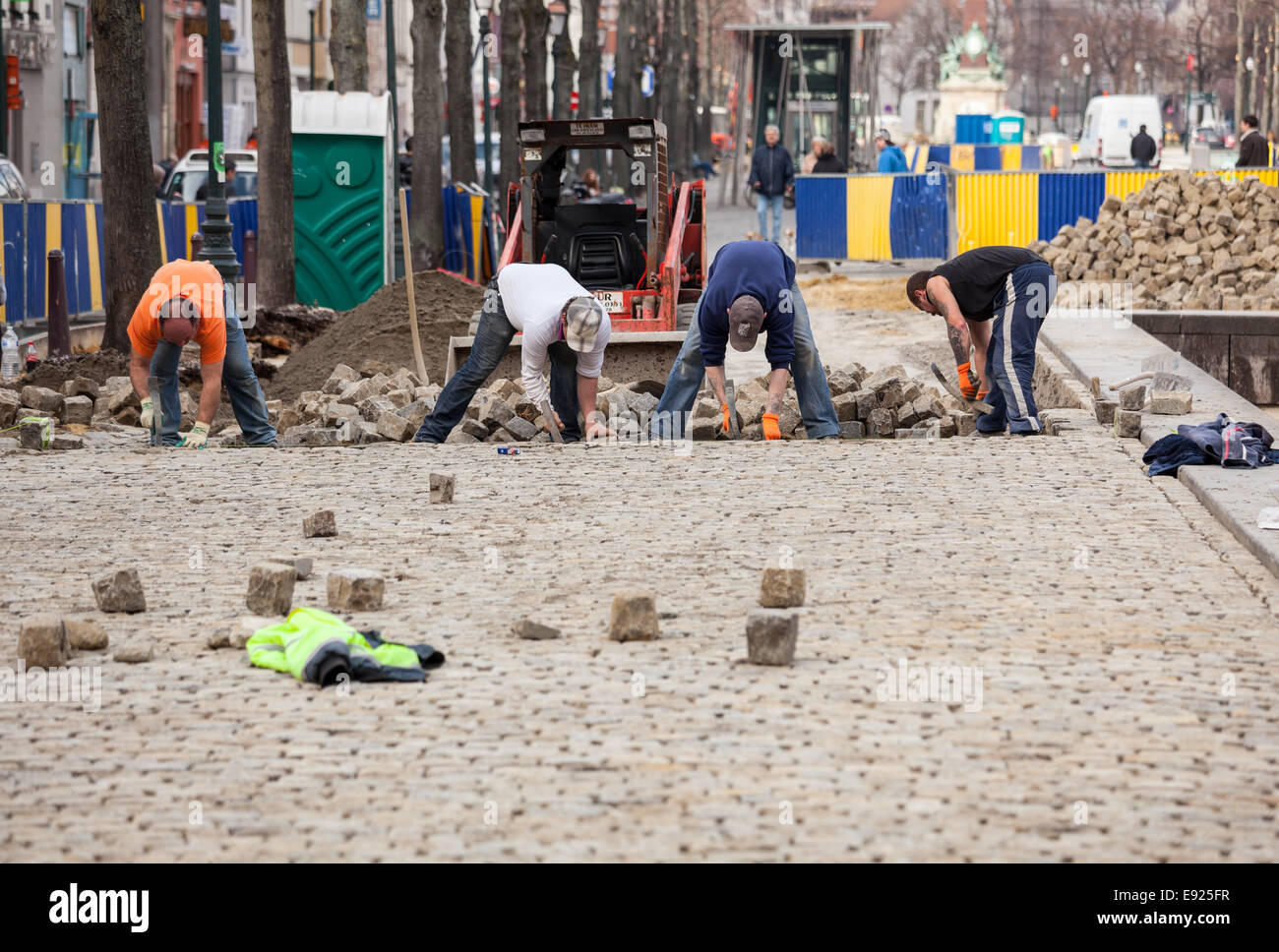 Arbeiter neu gepflasterten Straße in Brüssel Stockfoto