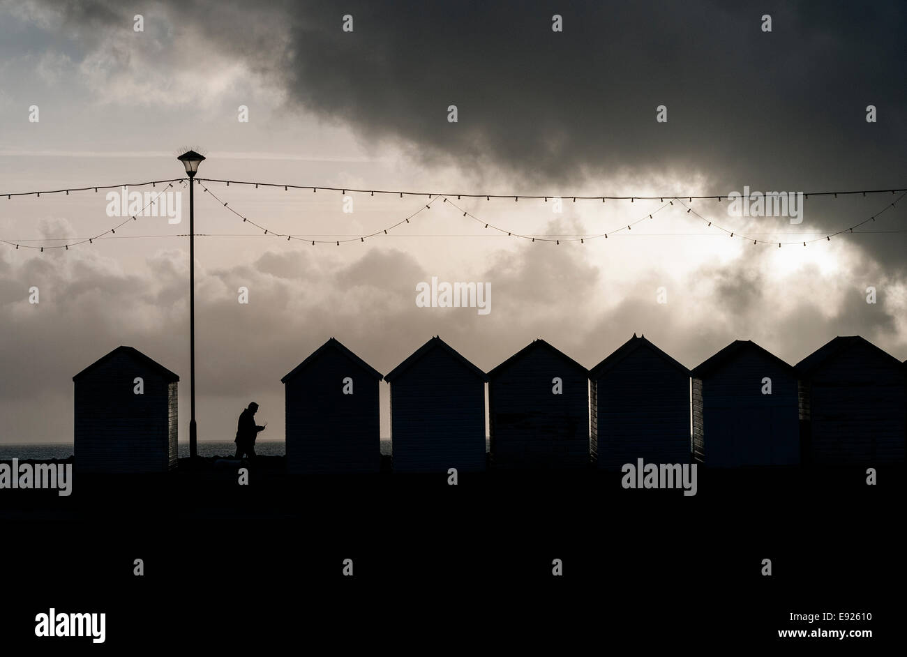 Strandhütten auf Waterfront, Stürme kommen, Sommer, Ende, Rücken, Schule, Urlaub, Strand, Konzept, Tafel, Schild, Plakat, Arbeit Stockfoto