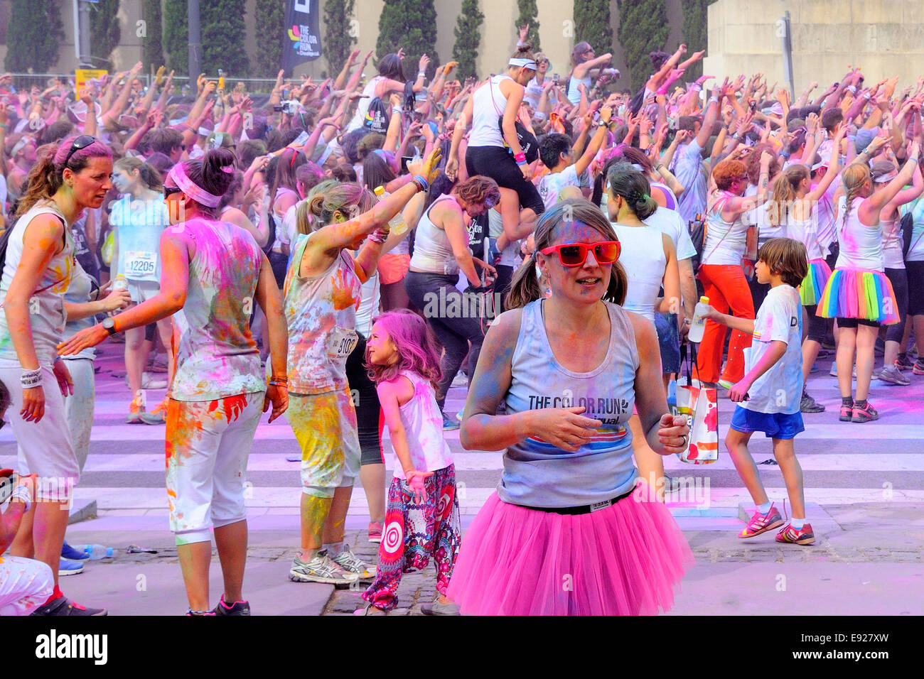 BARCELONA - Mai 18: Menschen bei der Holi Farbe-Run-Party in den Straßen der Stadt am 18. Mai 2014 in Barcelona, Spanien. Stockfoto