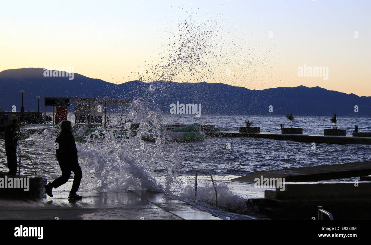 Ocean Wave splash menschliche silhouette Stockfoto