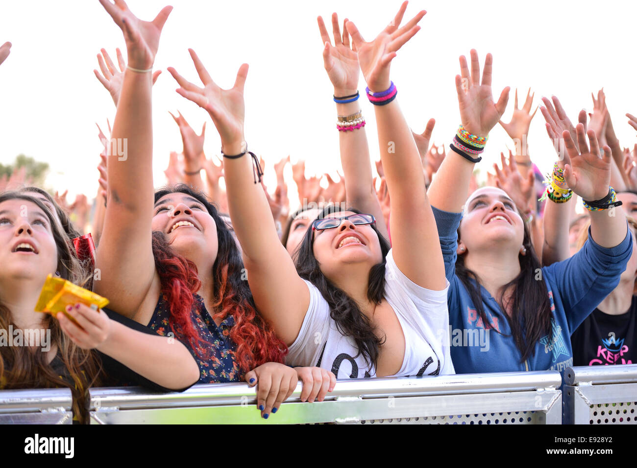 BARCELONA - 23 Mai: Mädchen aus dem Publikum vor der Bühne anfeuern ihrer Idole beim Primavera Pop Festival. Stockfoto