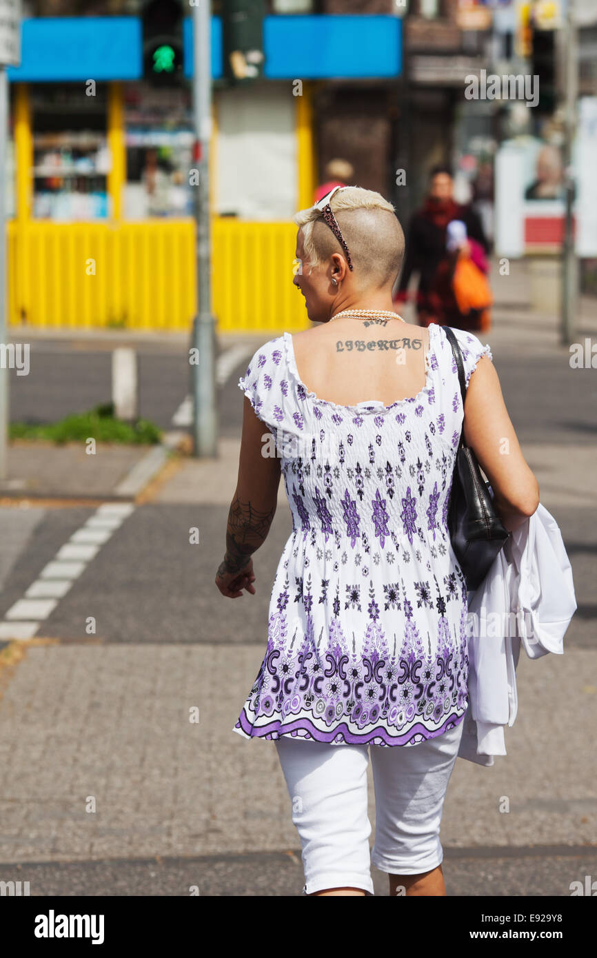 junge Frau überquert die Straße Stockfoto