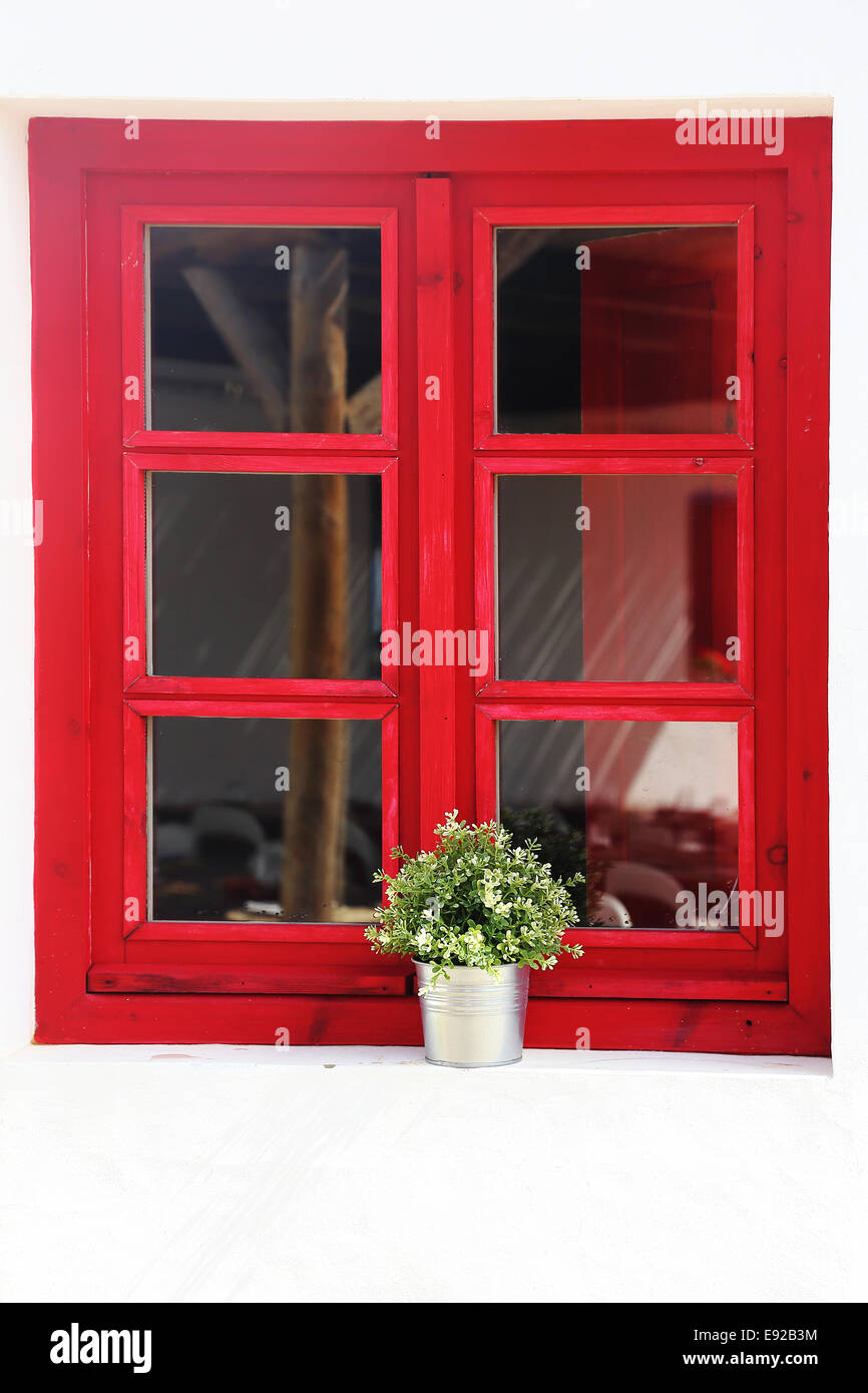 Bunte Fenster in Pedralva Dorfrestaurant, Portugal Stockfoto