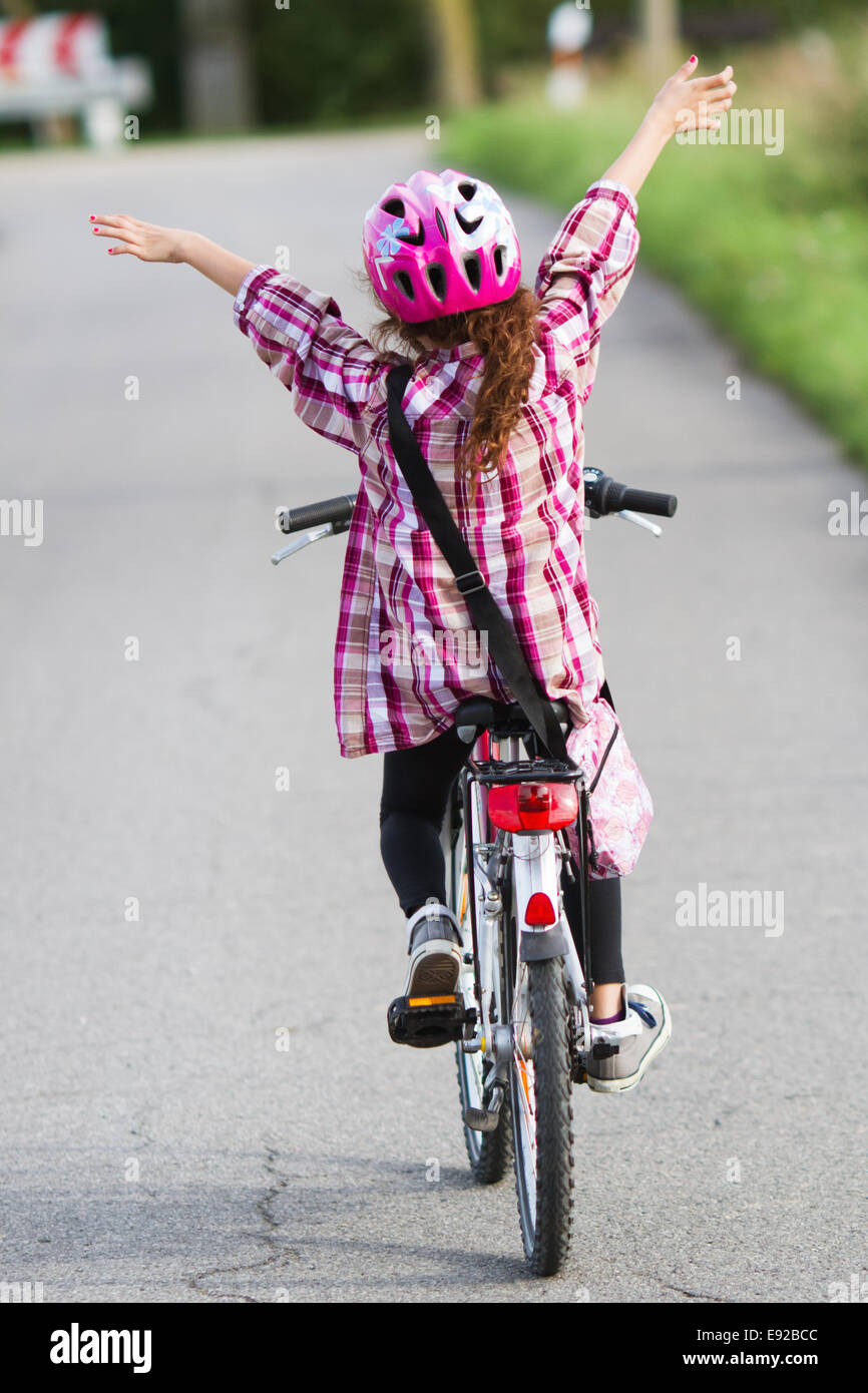 Hand Schläft Ein Beim Fahrradfahren Freihändig fahrrad fahren -Fotos und -Bildmaterial in hoher Auflösung