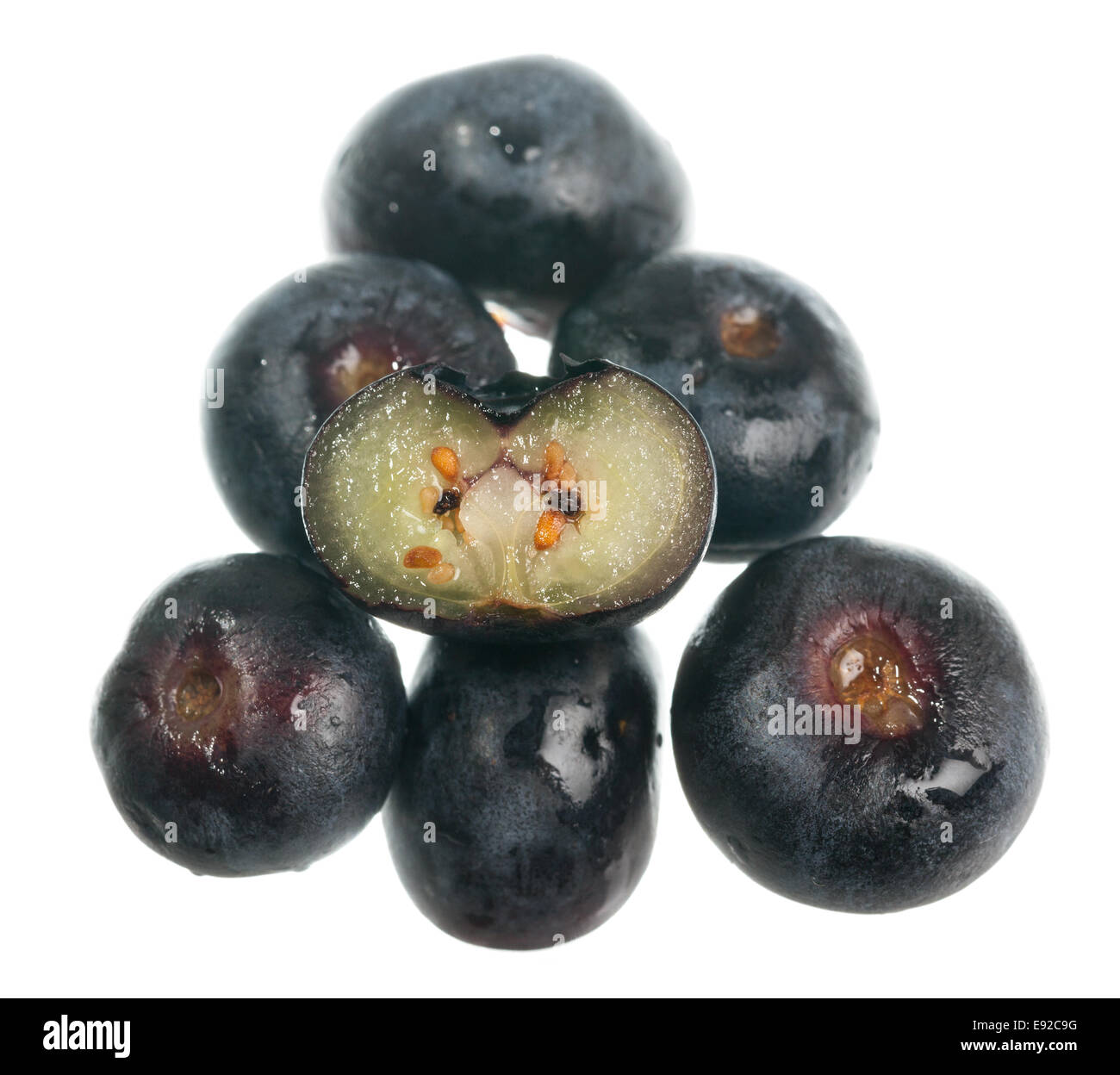 In Scheiben geschnittene frische Heidelbeeren Stockfoto