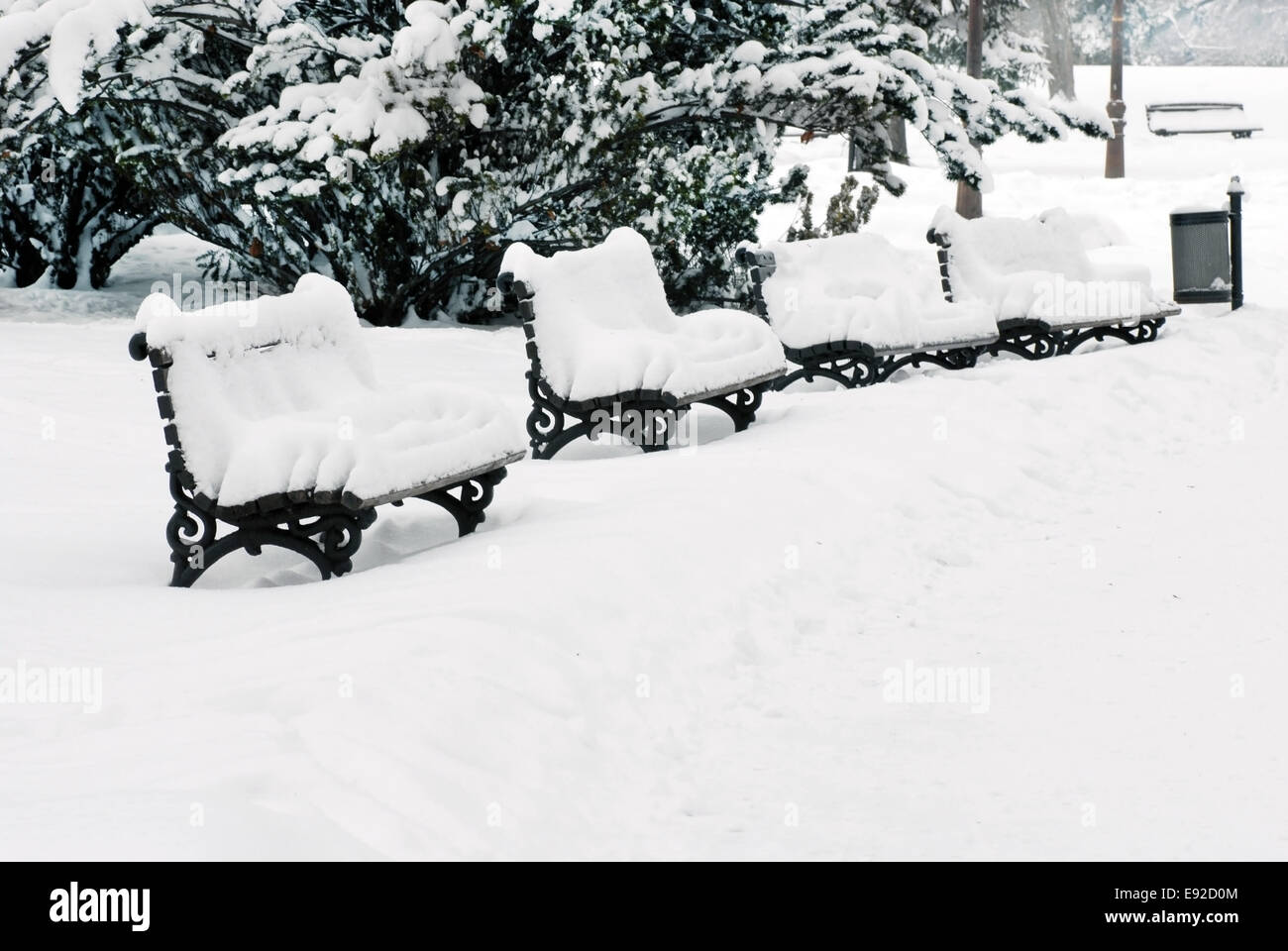 Bank am Schnee Stockfoto