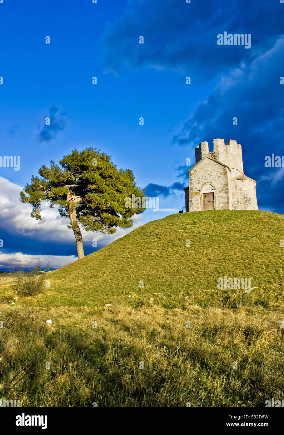 Idyllische Kapelle auf dem grünen Hügel Stockfoto
