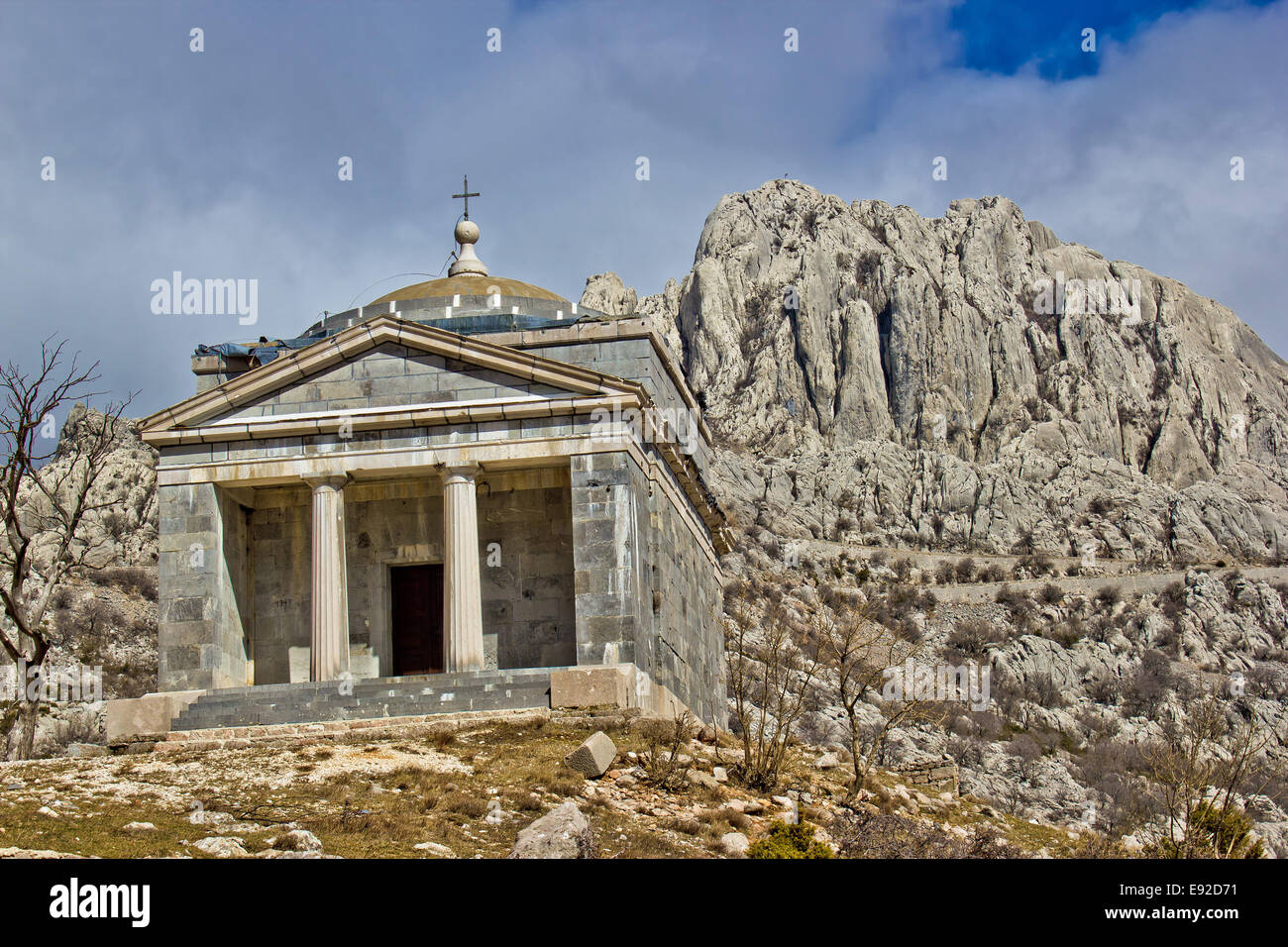 Stein-Kirche am Velebit-Gebirge Stockfoto