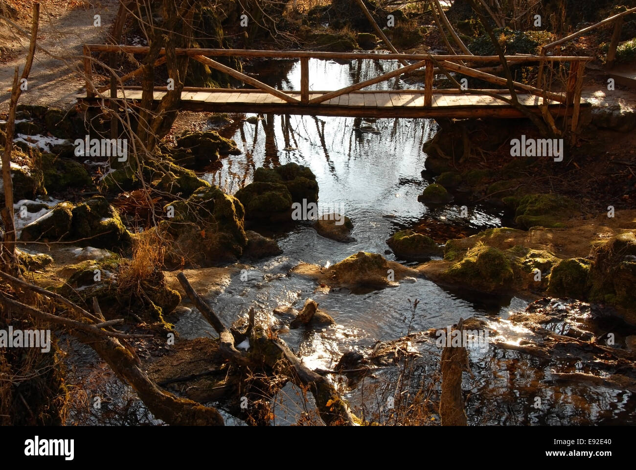 Stream und Holzbrücke Stockfoto