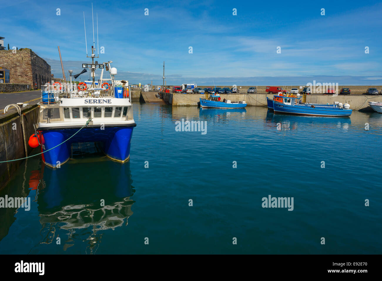 Boote ankern in gemeinsame Hafen Hafen, Northumberland, England am eine schöne klare Sommer Sommer sommerlichen Tag. Stockfoto