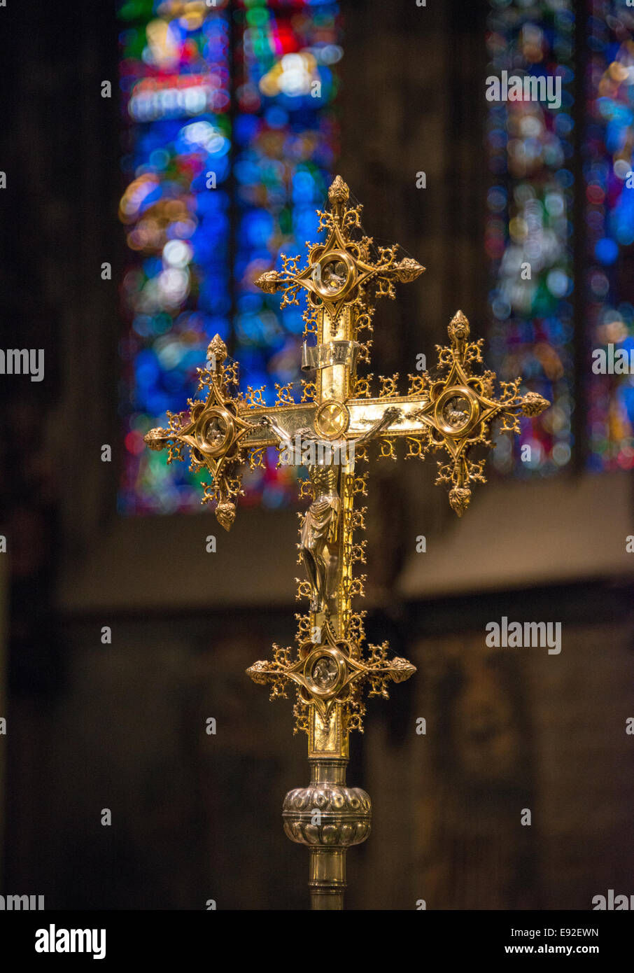 Heiligen Religion Kreuz in der Kirche mit blauen Glasfenster Stockfoto