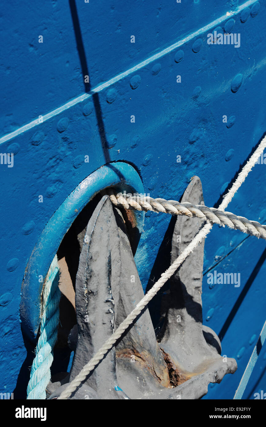 Rumpf und Anker auf blauen Schiff Stockfoto