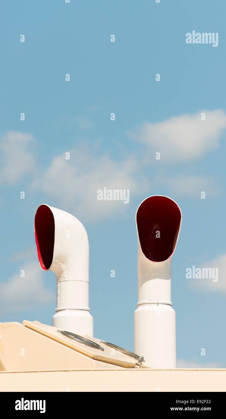 Zwei Ventilatoren auf Schiff, blauer Himmel mit Textfreiraum Stockfoto
