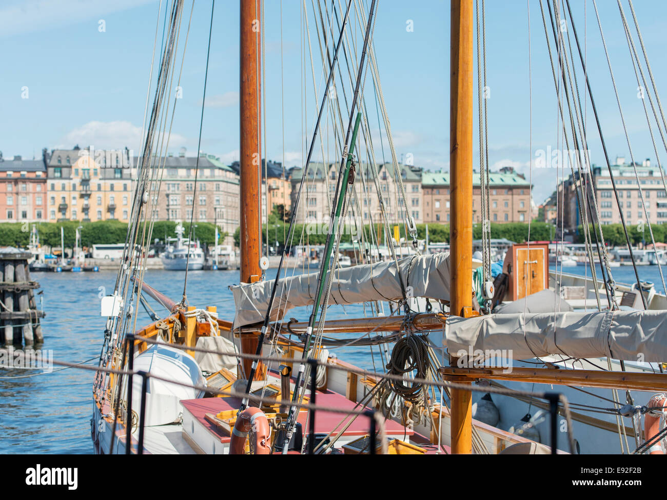 Schiffe und Blick auf Strandvägen in Stockholm, Schweden. Stockfoto