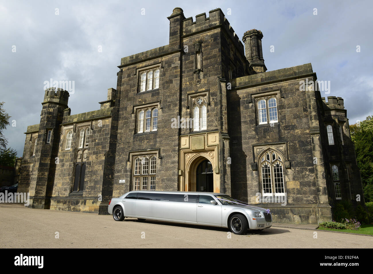 Dudley Priory Hall und Anmeldung Standesamt mit gestreckten Limousine Limousine West Midlands, Uk Stockfoto