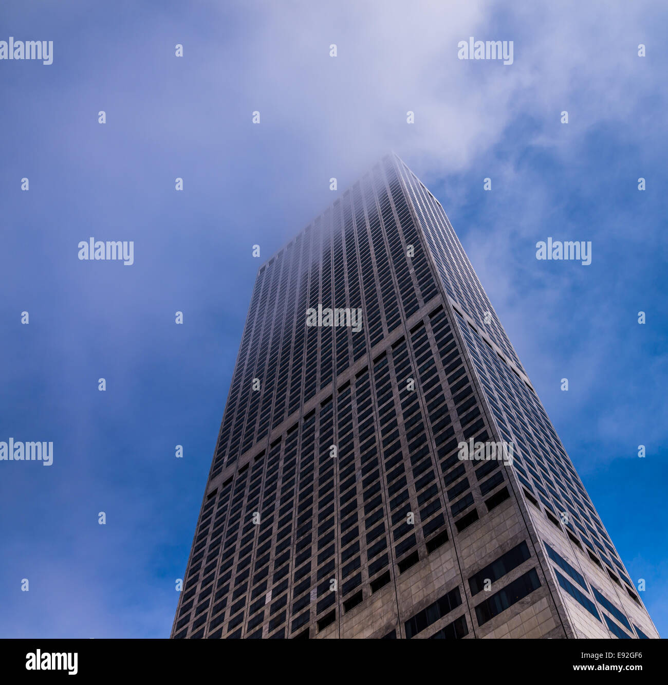 Nach oben auf eine Sky Scrapper in den Wolken. Stockfoto