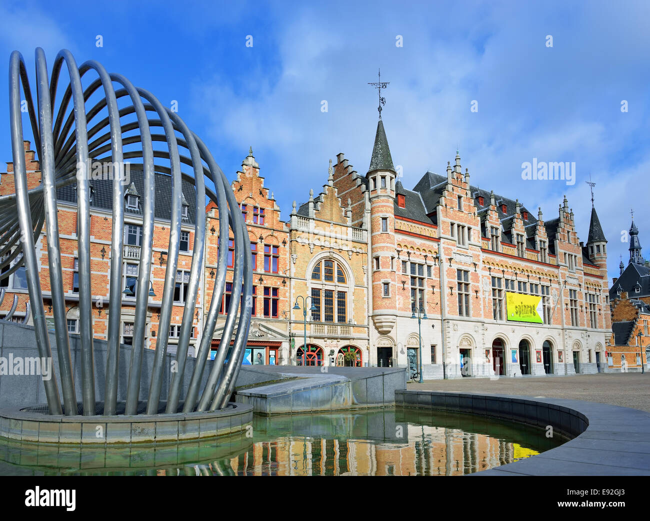 COURTRAI, Belgien-Februar 22, 2014: Schouwburgplein Platz mit Brunnen, die La Vague von Olivier Strebelle auf im Jahr 2003 gebaut Stockfoto