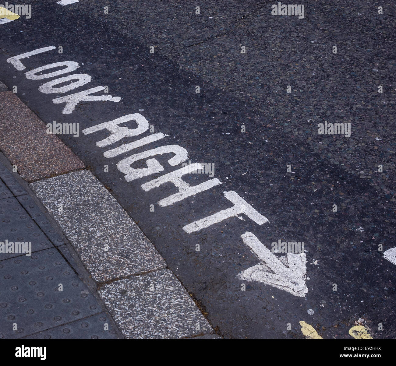 Suchen Sie passende Zeichen auf einer Straße in London England. Stockfoto