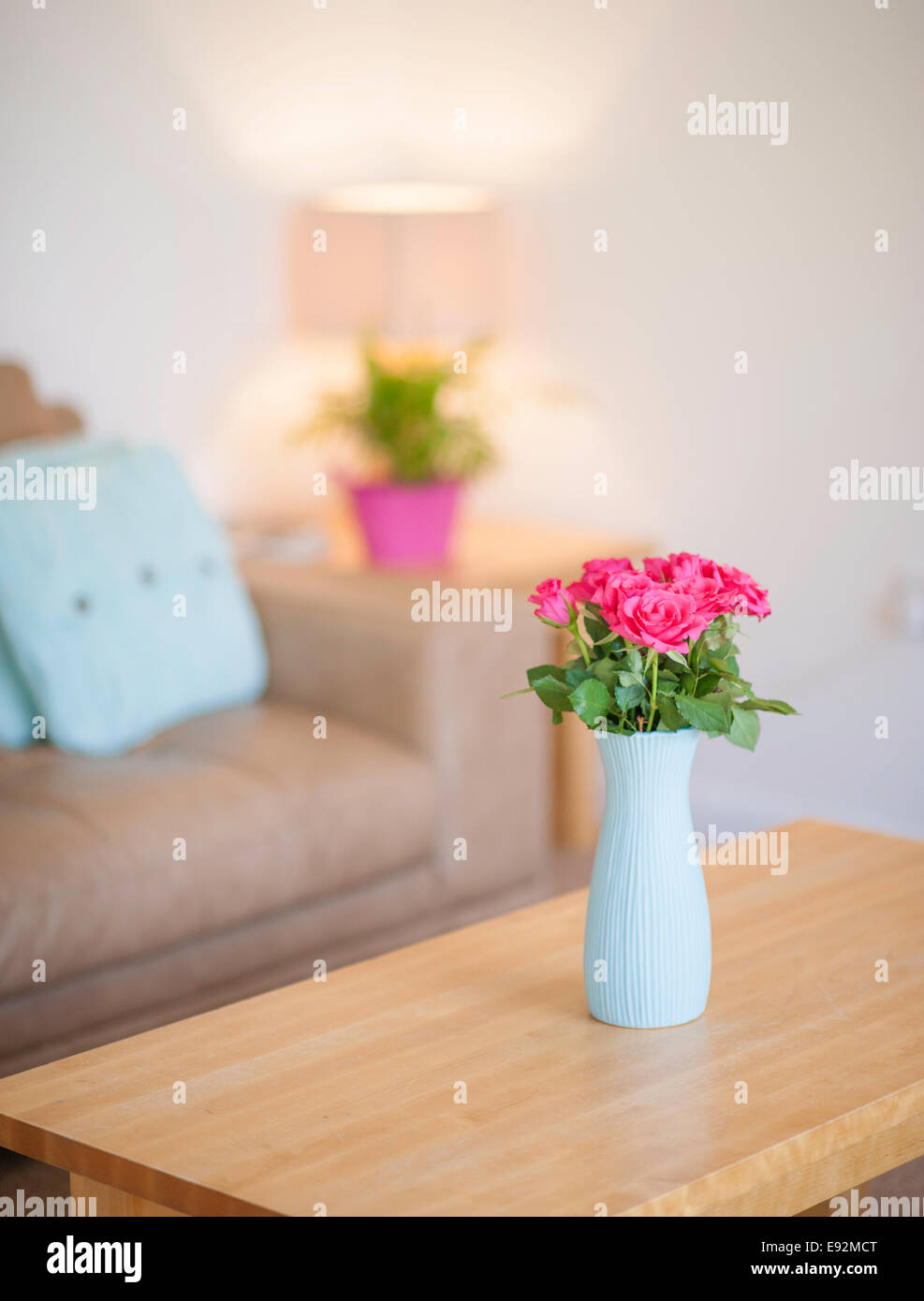 Vase mit Blumen im Wohnzimmer Stockfoto