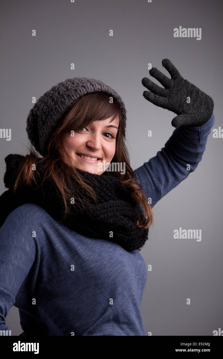 Eine ziemlich natürliche lächelndes Mädchen in Winterkleidung Stockfoto