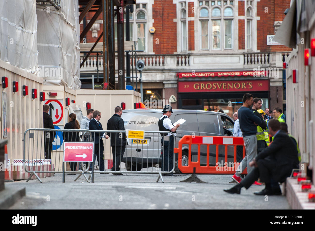 Private Ambulanz in Grosvenor Square in Mayfair, ein Mann wurde getötet, und eine andere Person verletzt, als ein Gebäude im Zentrum von London am Nachmittag (14 Apr 14) teilweise zusammengebrochen Featuring: Private Ambulanz Where: London, Vereinigtes Königreich bei: 14. April 2014 Stockfoto