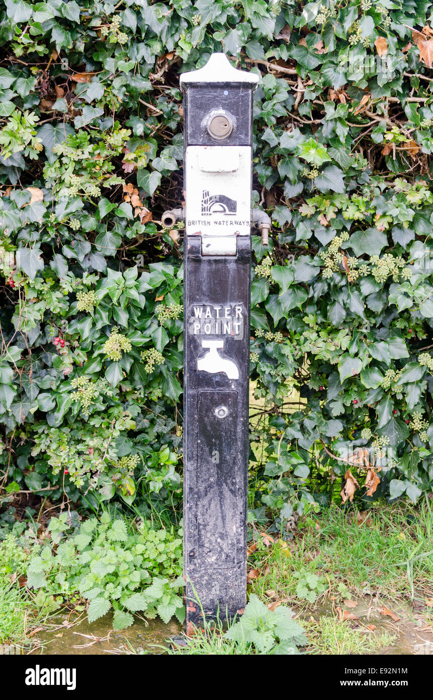 Post, die Kennzeichnung einer Wasserstelle auf der Birmingham und Liverpool Junction Canal bei Market Drayton Stockfoto