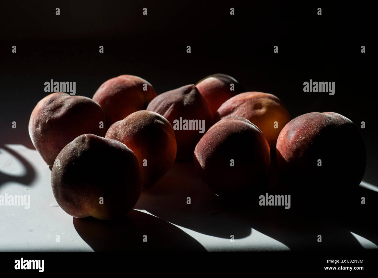 Gruppe der Pfirsiche auf Zähler im Schatten Stockfoto