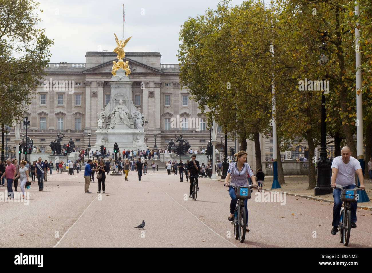 Touristen auf der Mall außerhalb der Residenz der Königin von England, Buckingham Palace Stockfoto