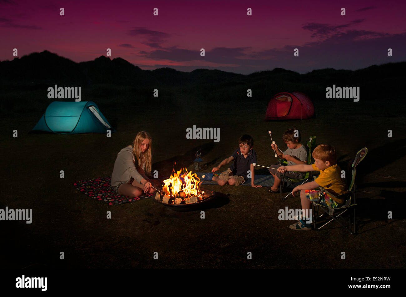 Lagerfeuer und Nacht mit Kindern Stockfoto