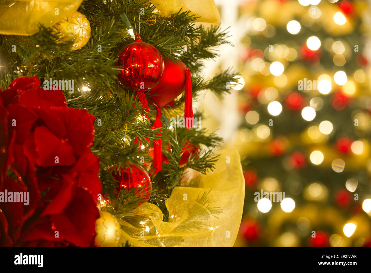 Weihnachtskugeln auf einem Baum Stockfoto