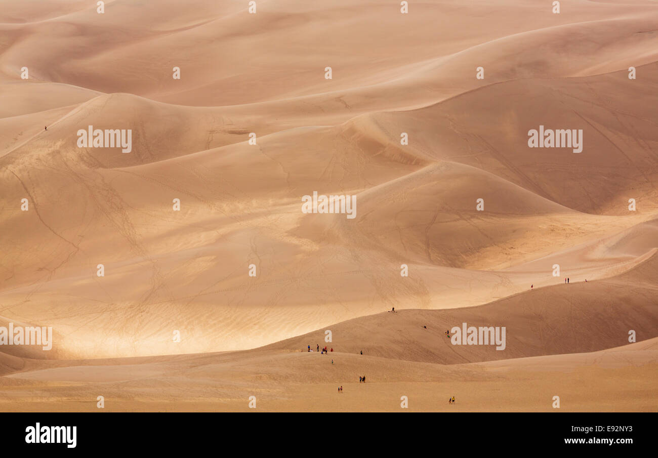 Mit Menschen auf den Sanddünen von Great Sand Dunes National Park, Colorado, Vereinigte Staaten Stockfoto