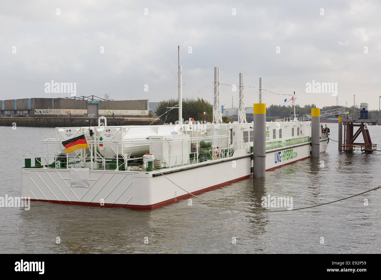 Hamburg, Deutschland. 17. Oktober 2014. Arbeiter bereiten für die Taufe ein LNG Hybrid Barge auf Chicago Quaie in das Cruise Center in der Hafencity in Hamburg, Deutschland, 17. Oktober 2014. Das verflüssigte Gas-Kraftwerk liefern Strom für Kreuzfahrtschiffe im Hafen und es wird am 18. Oktober 2014 getauft werden. Foto: GEORG WENDT/Dpa/Alamy Live News Stockfoto