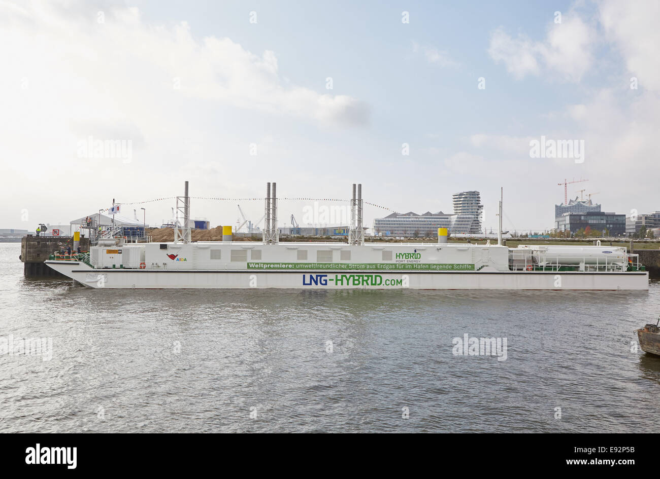 Hamburg, Deutschland. 17. Oktober 2014. Arbeiter bereiten für die Taufe ein LNG Hybrid Barge auf Chicago Quaie in das Cruise Center in der Hafencity in Hamburg, Deutschland, 17. Oktober 2014. Das verflüssigte Gas-Kraftwerk liefern Strom für Kreuzfahrtschiffe im Hafen und es wird am 18. Oktober 2014 getauft werden. Foto: GEORG WENDT/Dpa/Alamy Live News Stockfoto