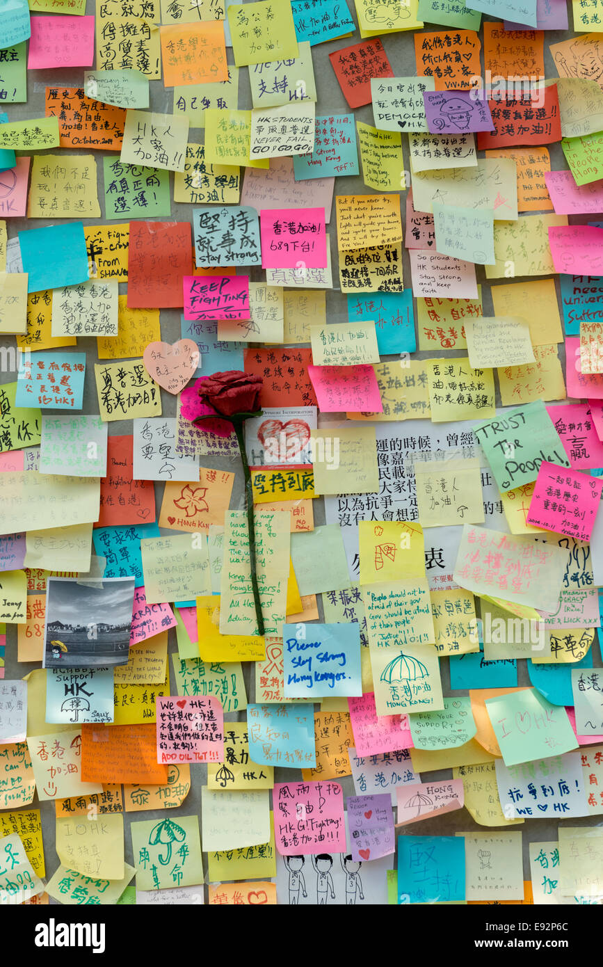 Hong Kong. 17. Oktober 2014. Proteste: Studenten, pro-Demokratie-Aktivisten und anderen Unterstützern der Occupy Central, jetzt genannt den Regenschirm-Bewegung oder den Regenschirm-Revolution bleiben der Tamar Protest-Webseite auch als Dach Platz.  Tausende von Nachrichten der Unterstützung werden entlang der John-Lennon-Mauer gebucht. © Stockfoto