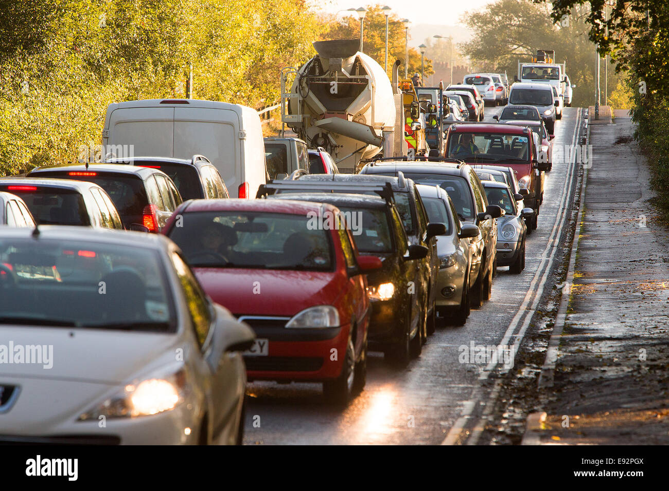 15.10.2014 Feierabendverkehr nach Änderungen an Baustellen für Kennington Kreisverkehr und Schließung Ende der Abingdon Road Traffic im Stillstand in beide Richtungen auf Donnington Bridge Road. Catchline: Verkehr Länge: live-Bild kopieren: Alex Wynick Pic: Damian Stockfoto