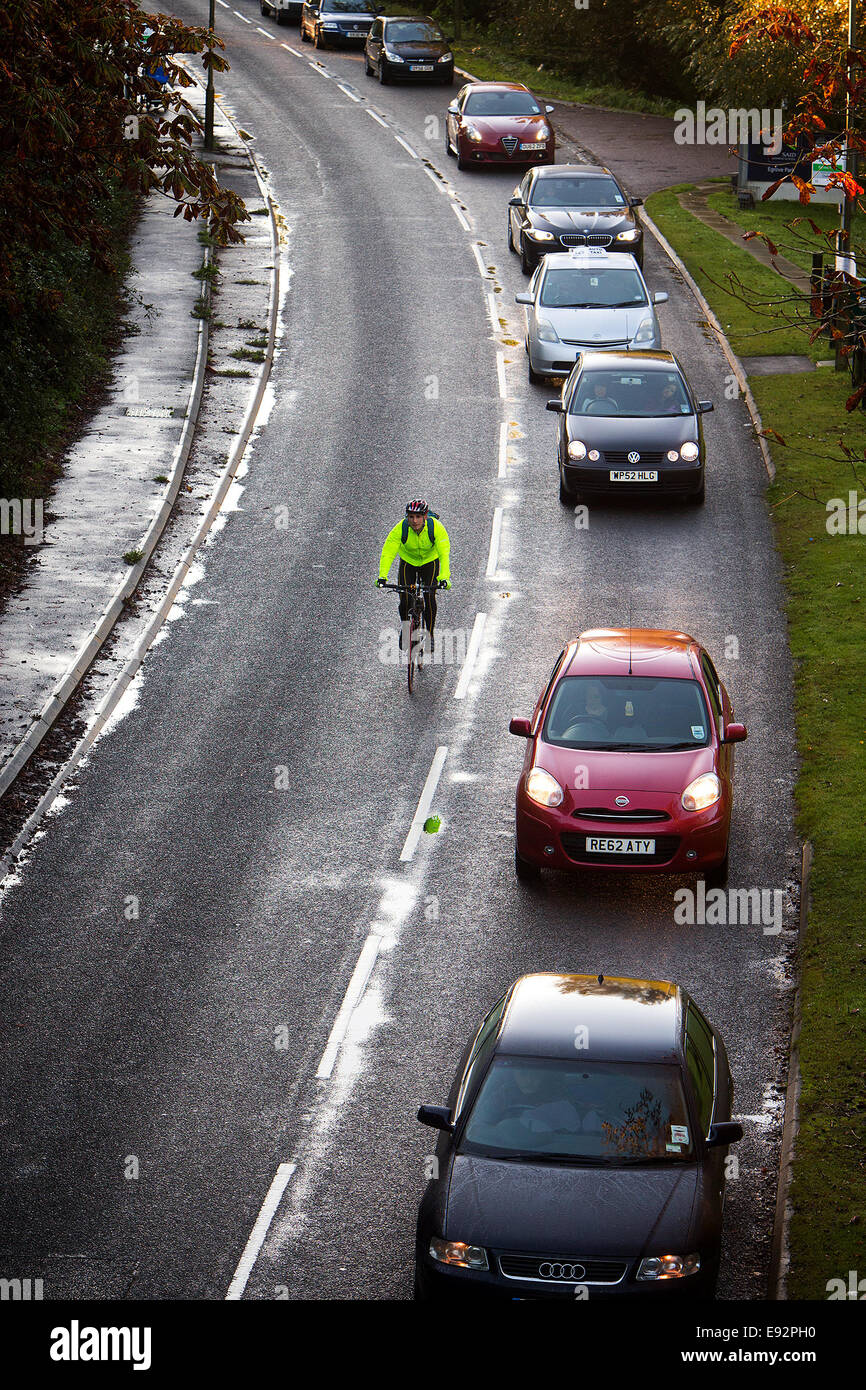 15.10.2014 Feierabendverkehr nach Änderungen an Baustellen für Kennington Kreisverkehr und Schließung Ende der Abingdon Radrennfahrer übergibt Datenverkehr Warteschlange. Catchline: Verkehr Länge: live-Bild kopieren: Alex Wynick Pic: Damian Halliwell Picture Stockfoto