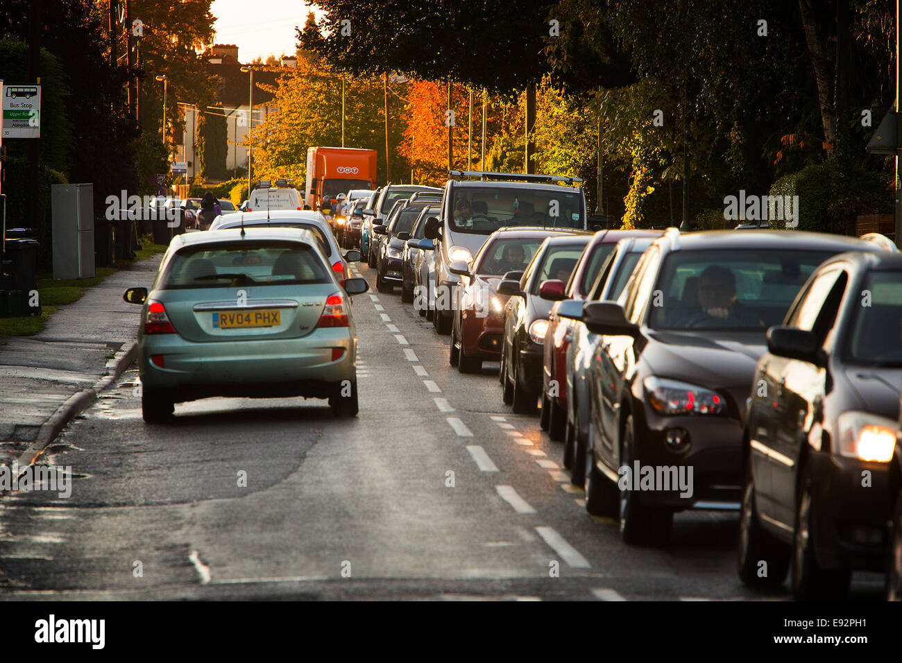 15.10.2014 Feierabendverkehr nach Änderungen an Baustellen für Kennington Kreisverkehr und Schließung Ende der Abingdon Road Stau durch Kennington. Catchline: Verkehr Länge: live-Bild kopieren: Alex Wynick Pic: Damian Halliwell Picture Stockfoto