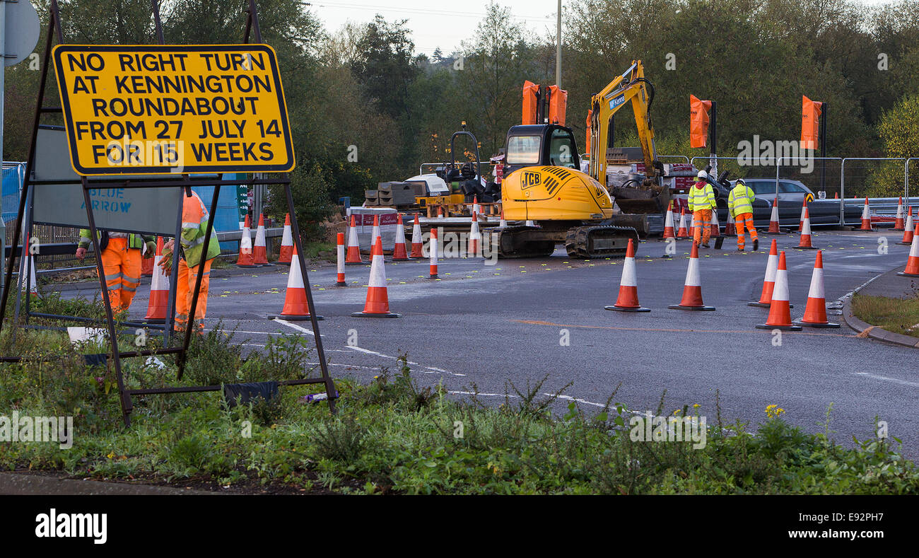 15.10.2014 Feierabendverkehr nach Änderungen an Baustellen für Kennington Kreisverkehr und Schließung Ende der Abingdon Road Kennington Kreisverkehr. Catchline: Verkehr Länge: live-Bild kopieren: Alex Wynick Pic: Damian Halliwell Picture Stockfoto