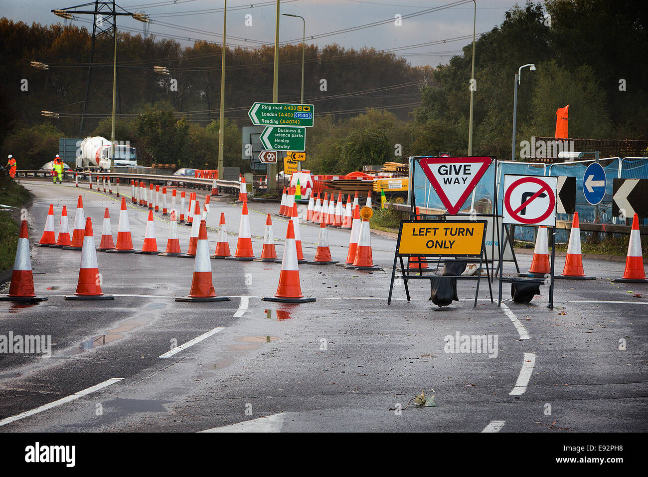 15.10.2014 Feierabendverkehr nach Änderungen an Baustellen für Kennington Kreisverkehr und Schließung des Ende der Abingdon Road Eastern Bypass Road (A423) von Kennington Kreisverkehr mit Blick auf Heyford Hill gesehen. Catchline: Verkehr Länge: live-Bild kopieren: Ale Stockfoto