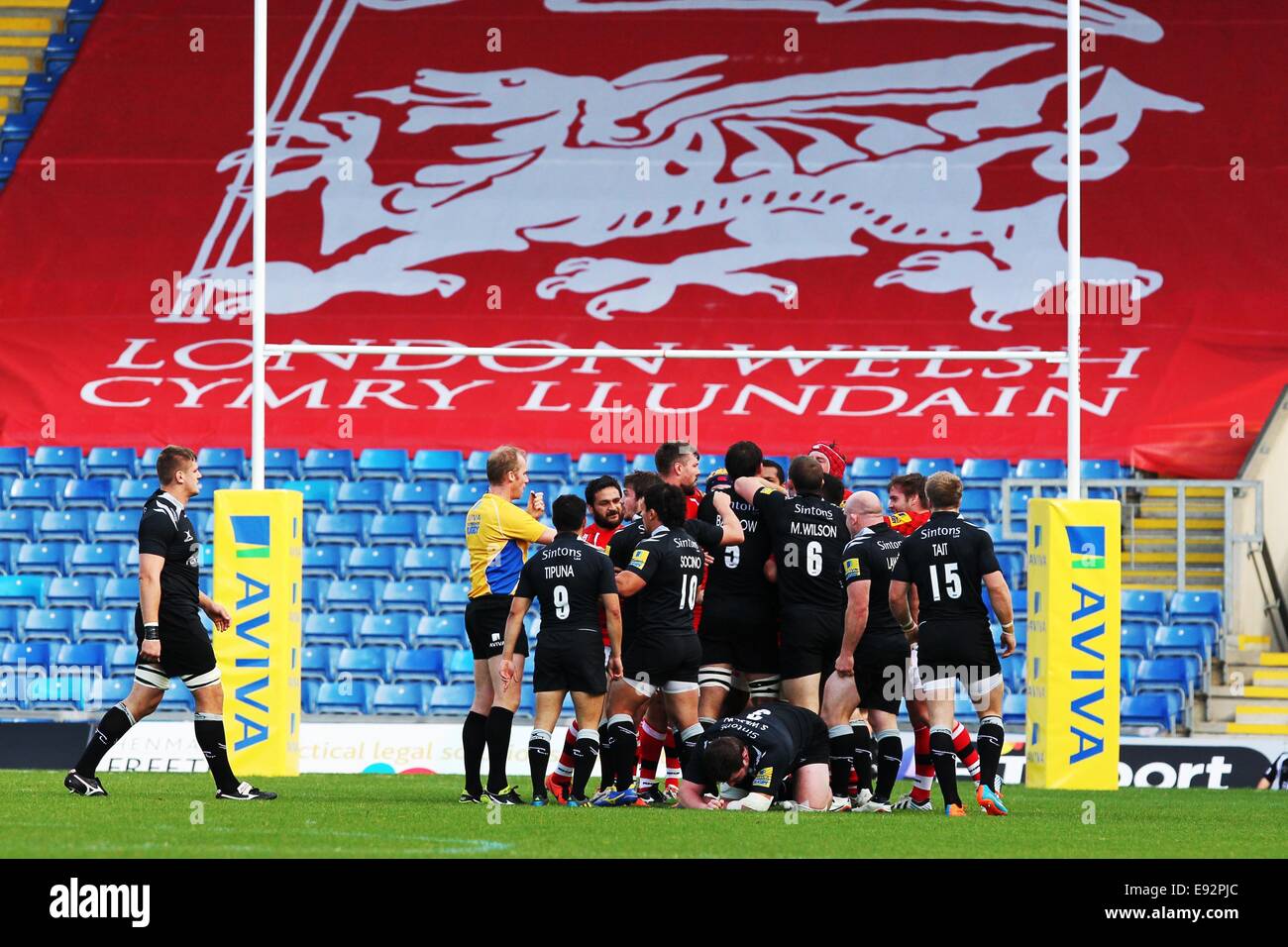 Kassam Stadion Auftragsname: Rugby-Notizen: Aviva Premiership: London Welsh (rot) V Newcastle Falcons (schwarz). Catchline: sport Länge: Pic zu verbreiten Stockfoto