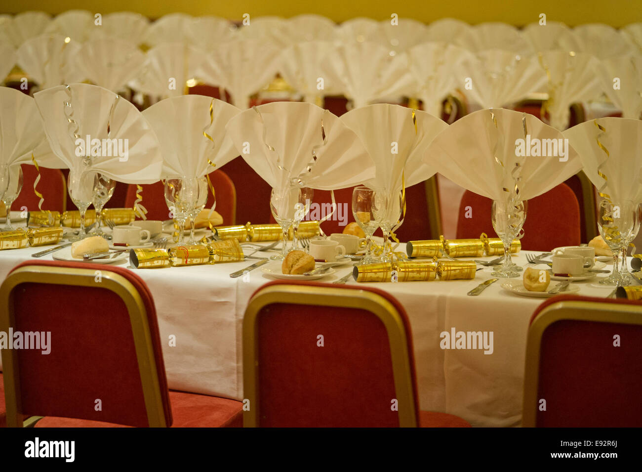 Restaurant Weihnachtstisch mit Cracker Stockfoto