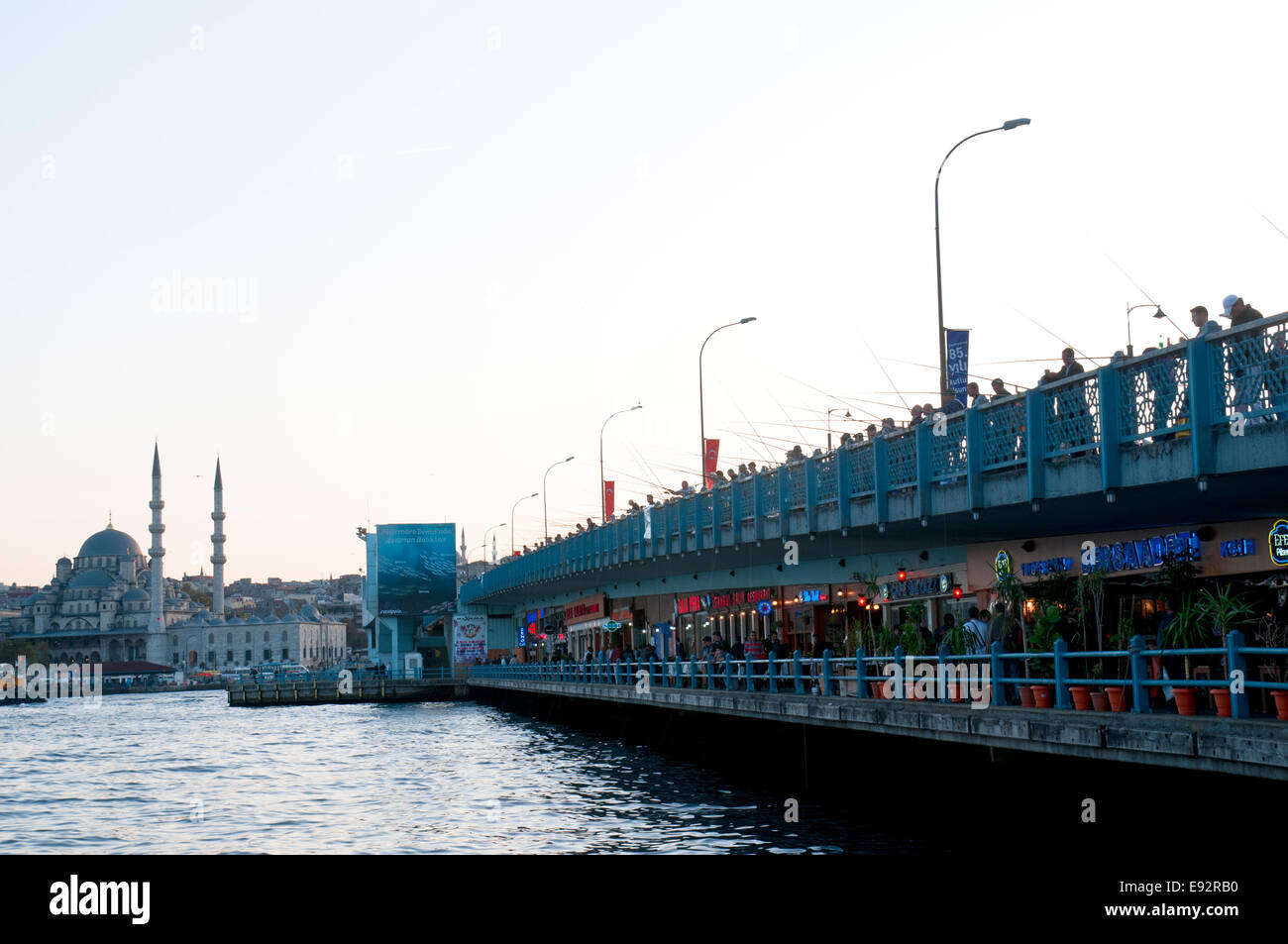 Die Fhisherman und Cafés in Galata Brücke bei Sonnenuntergang. Goldene Horn. Istanbul. Turkei. Stockfoto