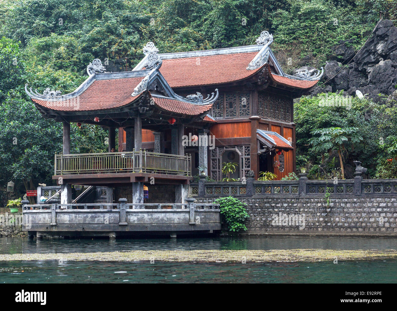 Pagode auf Tam Coc-See mit dem Ruderboot nur zu erreichen. Stockfoto