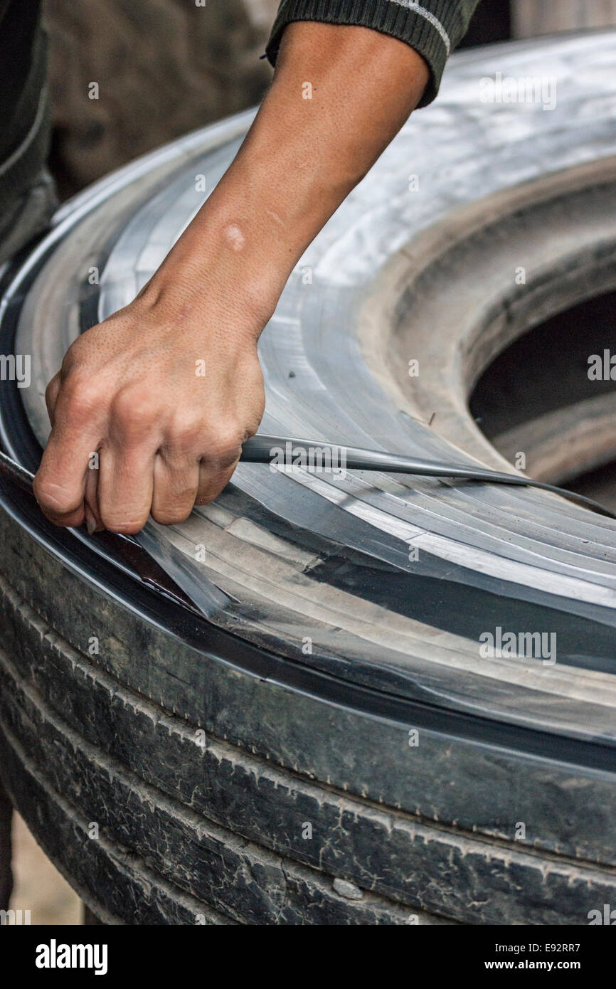 Vietnam - Kautschuk Band aus abgenutzten LKW Reifen schneiden  Stockfotografie - Alamy