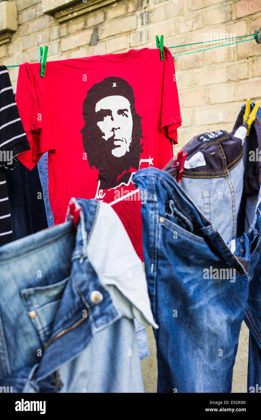 rote Che Guevara T-shirt und andere Kleidungsstücke Trocknen auf eine Kleidung Linie, Stuttgart, Baden-Württemberg, Deutschland Stockfoto