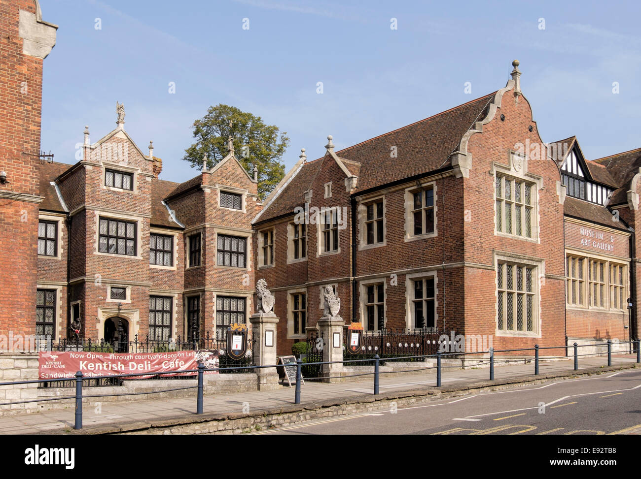 Museum und Kunstgalerie, rotes Backsteingebäude in St. Faith's Street, Maidstone, Kent, England, UK, Großbritannien Stockfoto